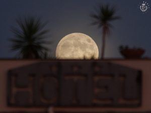 luna gibbosa crescente su hotel miramare - pegli