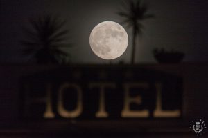luna gibbosa crescente su hotel miramare - pegli